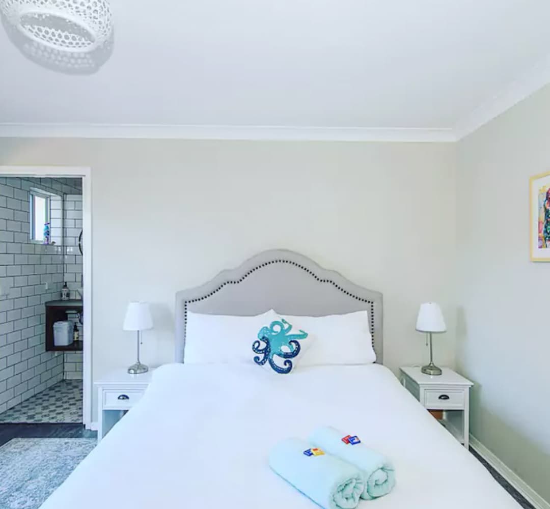 Master Bedroom with Ensuite - Batemans bay holiday home - Ocean Echoes